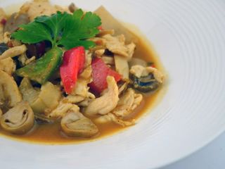 Stufato di pollo nella salsa di curry thailandese