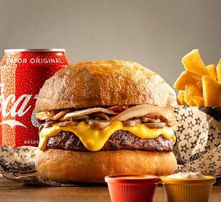 Hamburguesa Ibérica Con Patatas Y Bebida