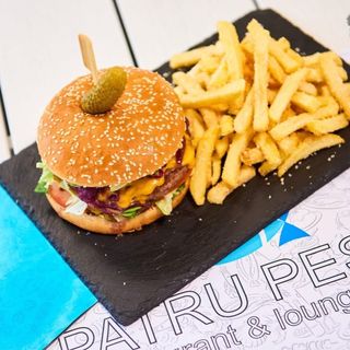 Cheesburger, cartofi aromatizati, sos cocktail