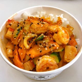 Donburi ai frutti di mare e salsa satay