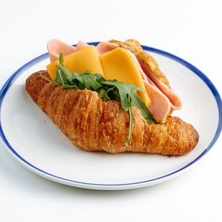 კრუასანის სენდვიჩი ლორით