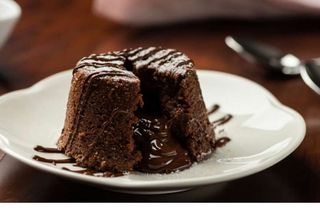 Petit Gateau com topping de Chocolate E chantilly 