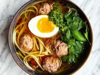 Курячий бульйон з мітболами