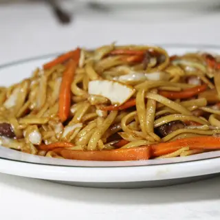 Tallarines fritos con ternera