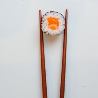 Maki de salmón noruego