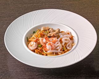 Noodles saltati con pesce