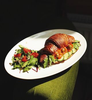 Круасан з лососем та крем-сиром