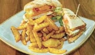 Клуб сандвич с бекон и пилешко филе