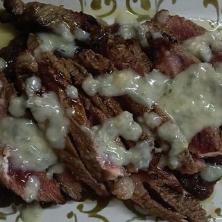 Tagliata con salsa di radicchio e formaggio erborinato