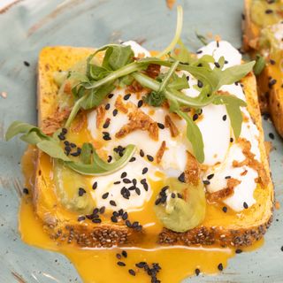 1 Tosta Benedictina Healthy con guacamole, huevo y salsa holandesa