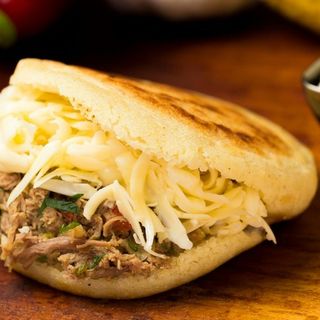 Arepa Mixta Pollo o Carne con Queso