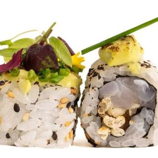 Roll de Hamachi con All i oli de yuzu y aguacate