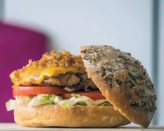 Burguer keanu ribs. Con patatas y salsa!