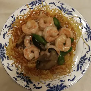 89 Nido di patate con gamberi e verdure