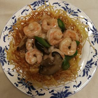 80 Nido di patate con gamberi e verdure