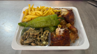 Pollo con patatas, champiñones y pimientos