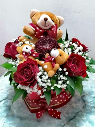 Ruže i mede u kutiji srce