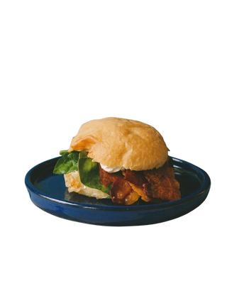 Sándwich De Tomate Con Pesto Y Aguacate Con Espinacas