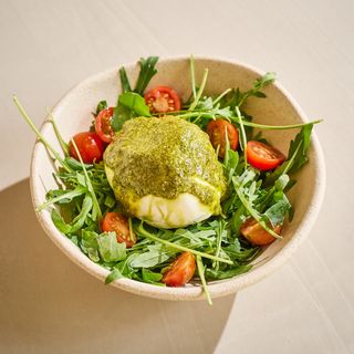 Ensalada De Burrata Con Pesto