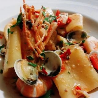 Mezzi Paccheri di gragnano con frutti di mare molluschi crostacei e pomodorini