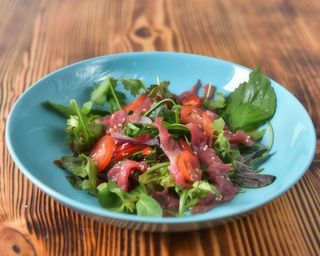 Салат з маринованою яловичиною (300г)