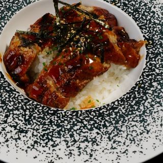 UNAGI  KAMAMESHI  ( poke anguila)