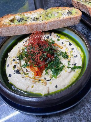 Hummus cu salsa de ardei copt