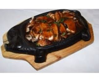 N18. Пилешко по китайски върху метална плоча (500г)