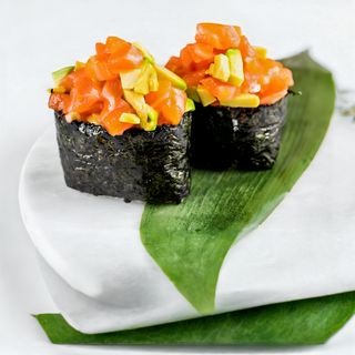 406.- Gunkan Salmón Con Aguacate Spicy