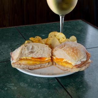 Prego em Pão Frango com Ovo