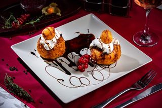 Papanasi cu branza de vaci, smantana si dulceata de casa