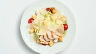 Салат "Цезарь" классический с индейкой и с домашним соусом (300 гр.)