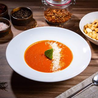 Supă cremă de roșii cu parmezan