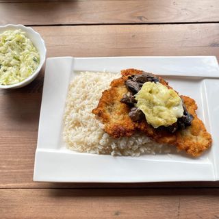 Kotlet schabowy 150g z pieczarkami i żółtym serem