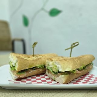 Bocadillo De Salmón Y Aguacate