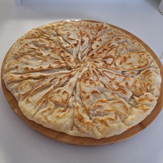 Placinta creata cu branza de burduf si verdeata