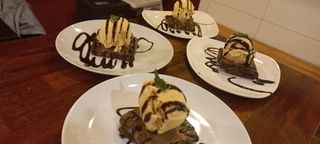 Brownie De Chocolate Casero Con Helado (1 Bola)