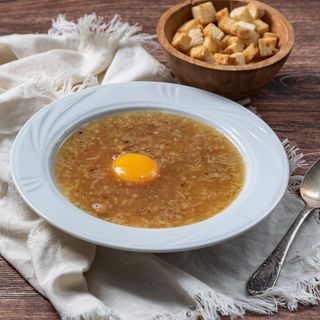 Czosnkowa z jajkiem i szynką