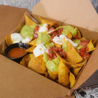 Nachos hechos al momento con tres salsas y pico de gallo casero