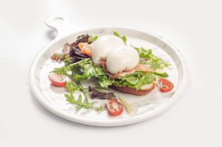 Яйцо пашот с сыром Креметте на булочке бриошь