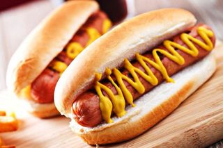 Hot dog con cheddar e cetrioli