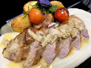 Свинско бон филе върху топинамбур с маслено-венен сос (400г)