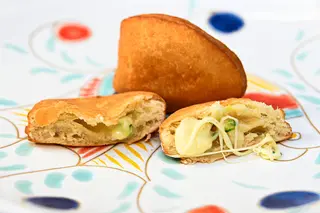 Panzerotto (sfoglia, fiori di zucca, formaggio, besciamella)