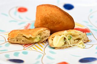 Panzerotto (sfoglia, fiori di zucca, formaggio, besciamella)