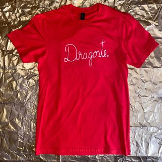 Tricou roșu de bărbați scris cu Dragoste albă