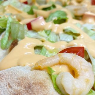 PIZZA AL PIATTO- FOCACCIA INSALATA E GAMBERETTI 