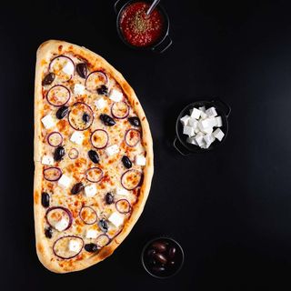 Pizza Grecească half +1 sos dulce inclus