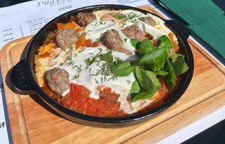 Шакшука з яловичими мітболами