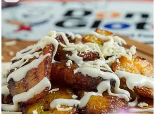 Dados De Plátano Maduro Y Queso Fresco Latino