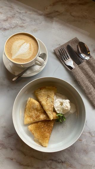 Блинчики с яблоком с добавлением корицы и мороженного